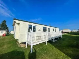 8 Berth Caravan With Decking At California Cliffs Near Scratby Beach Ref 50019F