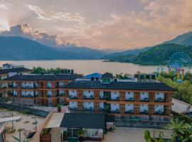 Majestic Lake Front Hotel & Suites: Pokhara şehrinde bir otel