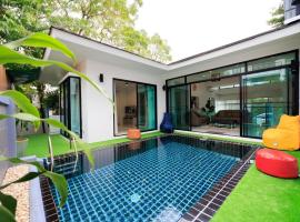 Modern & fun pool villa at Kamala regent, hôtel à Kamala Beach