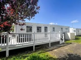 Stunning Caravan With Large Decking Close To Scratby Beach In Norfolk Ref 50017J