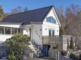 Mysigt hus med natur & jacuzzi i Olofstorp, hotel em Gotemburgo