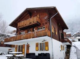 6p Chalet in the mountains near Fiesch ski area، فندق في فيش