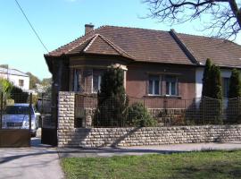 Haus in Budapest mit Garten, hotell i Budapest