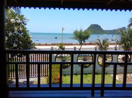 SeeSea Thai wooden house on beachfront, hotelli kohteessa Prachuap Khiri Khan