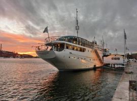 Mälardrottningen Yacht Hotel, holiday rental sa Stockholm