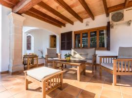 Chalet Falcó with Private Pool and Garden, hotell i Port d'Alcudia