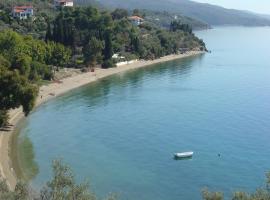 BEACHFRONT HOME FOR 4, KALIFTERI BEACH, AFISSOS, hotel sa Áfissos