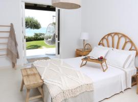 Seafront Calista Beach House With Garden, khách sạn ở Glyfada