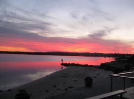 Villa Riviera on River Front, hótel í Ballina