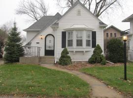 Covered By Faith Rentals -Storybook Home, casa de temporada em Rochester