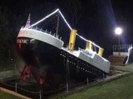 Titanic Park, hotel in Ratchaburi