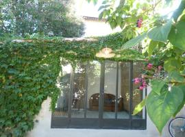 La Summer House avec Jardin, hotel en Arles