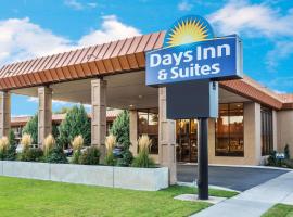 Days Inn & Suites by Wyndham Logan、ローガンのホテル