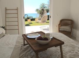 Aqua Seafront Glyfada Corfu Beach House With Garden, khách sạn ở Glyfada