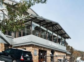 The Denman Hotel in Thredbo، فندق في ثريدبو