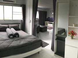 T11 Popula Condo by Prathomlerk, hotell i Pak Kret