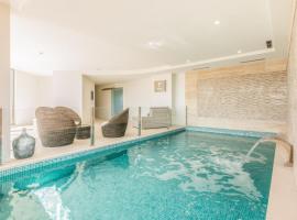 Caneiros Luxury House & Suites, готель у місті Феррагуду