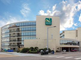 Quality Inn & Suites Oceanfront, hotel di Virginia Beach Boardwalk, Virginia Beach