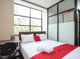 RedDoorz near Eka Hospital BSD City, מלון בטנגרנג