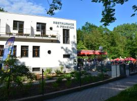 Restaurace a penzion Zděná Bouda、フラデツ・クラーロヴェーのホテル