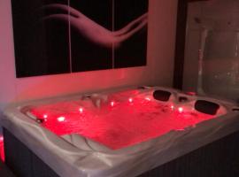 SPABYELLEETLUI spa rouge ou bleu, love hotel sa Mouscron