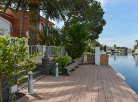 Villa Requesens on Canal, hotel a Empuriabrava