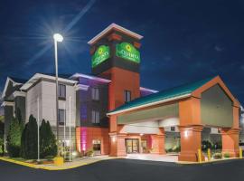 La Quinta Inn & Suites by Wyndham Louisville East, готель у місті Луїсвілл