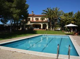 Villa Sitges Colibri at 10 min Walk Beaches - Center City Amaizing Garden Pool XXL Private Tenis Piste – hotel w mieście Vilanova i la Geltrú