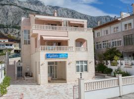 Apartments and Rooms Kapulica، فندق في توسيبي