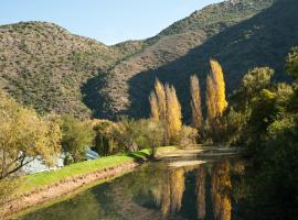 Old Mill Lodge, Seasonal Working Ostrich Farm & Restaurant, Oudtshoorn, ubytování v soukromí v destinaci Oudtshoorn