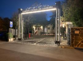 Bungalows & Albergue La Playa, hotel em Logroño