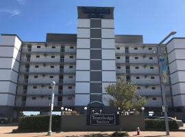 Travelodge by Wyndham Suites Virginia Beach Oceanfront, hotel di Virginia Beach Boardwalk, Virginia Beach