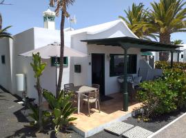 Bungalow DALAI - Pool view- Good wifi, hótel í Puerto del Carmen