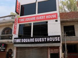 Time Square Guest House: Jalandhar şehrinde bir otel