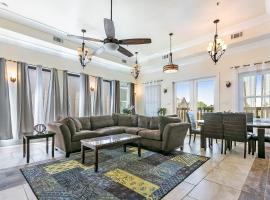 Spacious 4BR Condo on Carondelet Near All Hot Spo, hotel v mestu New Orleans