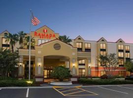 Ramada by Wyndham Suites Orlando Airport- Free Airport Shuttle، فندق في أورلاندو