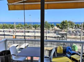 Luxury Apartment Accommodation, next to beach & train station Calella, hotel v destinaci Calella