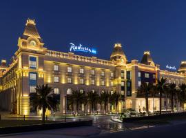 Radisson Blu Hotel, Ajman, מלון ליד נמל התעופה הבינלאומי שרג'אך - SHJ, אג'מן