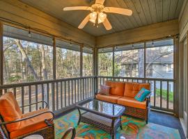 Resort Condo with Porch 1 Mi to North Myrtle Beach!, hotel v destinaci North Myrtle Beach