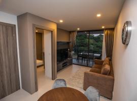 Beachfront Condo Escape 243, hotel u gradu Rajong