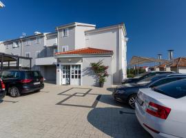 Apartments Crnekovic Tomislava 8, hotel a Baška