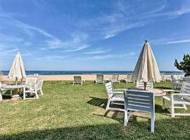 Virginia Beach Studio with Balcony and Pool View!, ξενοδοχείο στο Βιρτζίνια Μπιτς