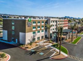 Holiday Inn Express & Suites Lake Havasu - London Bridge, an IHG Hotel, готель у місті Лейк-Гавасу-Сіті