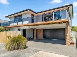 Sparkling Ocean Views - Papamoa Holiday House