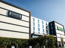 Staybridge Suites London Heathrow - Bath Road, an IHG Aparthotel, hotel en Hillingdon