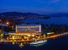 Parkhotel Pörtschach - Das Hotelresort mit Insellage am Wörthersee, hotelli kohteessa Pörtschach am Wörthersee