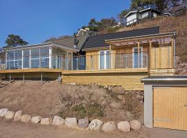 Three-Bedroom Holiday home in Gørlev 7, hotel in Rønne