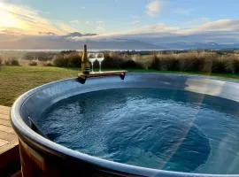 Fiordland Eco-Retreat -- Panoramic Views -- Hot Tub