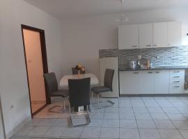 Apartman Čurčić, готель у місті Книн