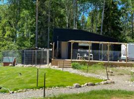 Tiny house in the middle of nature, hotelli kohteessa Åkersberga